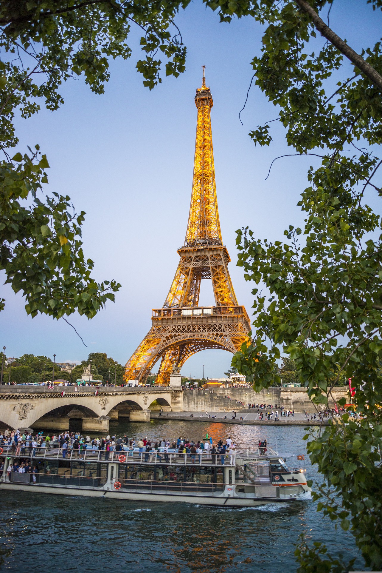 eiffel-tower-1116217_1920